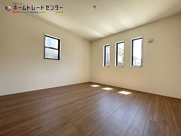 【リビング以外の居室】２号棟
穏やかな光が差し込む室内には、穏やかな時間が流れます。休日には、落ち着いた空間で自分の趣味を楽しむのはいかがですか。なんとなく休日を過ごしてしまうこともなく、充実した一日になることでしょう！