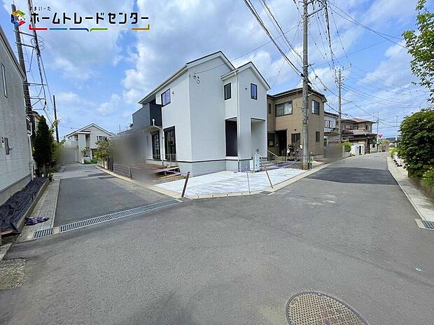 【前面道路含む現地写真】平日・お仕事帰りなど、いつでもご案内致します！お気軽にお問い合わせ下さい♪お待ちしております！自然光に包まれたあふれる陽光の輝き、子どもたちの笑顔も光り輝いて見えますね♪