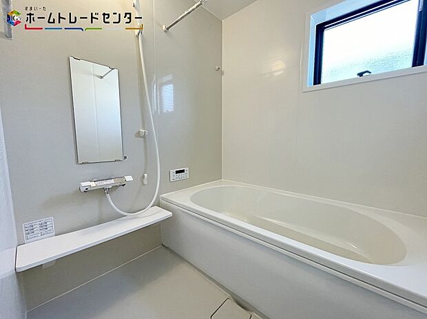 【浴室】５号棟
浴室は湿気がたまりやすく、換気扇だけではどうしてもカビが出やすいです。窓もあり浴室乾燥機も設置されておりますのでカビの抑制に繋がります！雨の日や花粉の季節も心配いりません！