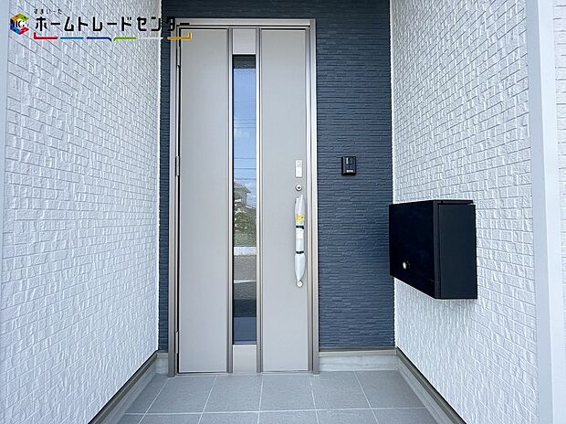 【玄関】玄関ポーチには屋根がついているので雨でも玄関前で濡れずにお出かけ準備が出来ます。セキュリティを高められるTVモニター付きインターフォンが標準装備です！