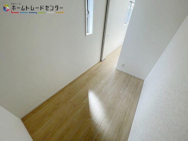 【収納】大容量のウォークインクローゼット！パイプハンガーを取り付ければ、ひと目でお気に入りのお洋服が見つかります！洋服タンスをしまえるくらいの大きさなので、大物も楽々収納！綺麗な室内をいつでも保てますね！
