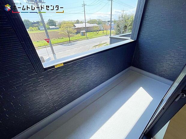 【バルコニー】南側に設置されたバルコニー♪心地よい春の陽射しや暖かな風を楽しむことが出来ます！晴れた日にはたっぷりの洗濯物や布団を干せます！夜には家族で星を眺めたり、家族のつながりを強めてくれるバルコニー！