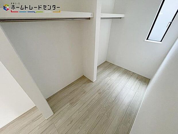【収納】2号棟
家族の衣類などを一ヵ所にまとめて収納する大容量のファミリークローク!1階にこのスペースがあるのとないのでは、家事動線が大きく変わり、とても使用価値が高い場所になるのではないでしょうか!
