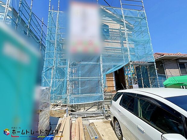 【現地外観写真】１号棟
リビングも各部屋もバルコニーも、大きな窓から開放的な空間に陽の光がたっぷり降り注ぐ、見て明るく！家族も明るく！おうちに帰るのが楽しくなるようなお住まいです！