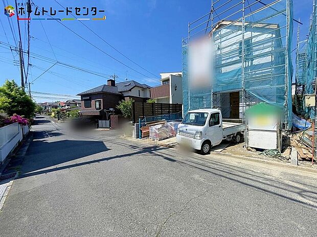 【前面道路含む現地写真】平日・お仕事帰りなど、いつでもご案内致します!お気軽にお問い合わせ下さい♪お待ちしております。自然光に包まれたあふれる陽光の輝き、子どもたちの笑顔も光り輝いて見えますね♪
