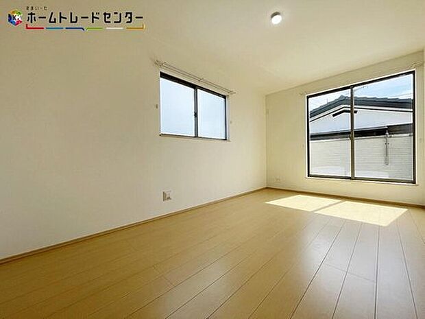 【リビング以外の居室】B号棟
2面採光のお部屋ですので、明るく暖かいのはもちろん換気・通気もいいです!お勉強やお仕事で煮詰まった時でも、窓を開けて空気の入れ替えをすればリフレッシュできモチベーションも上がりまた頑張れますね
