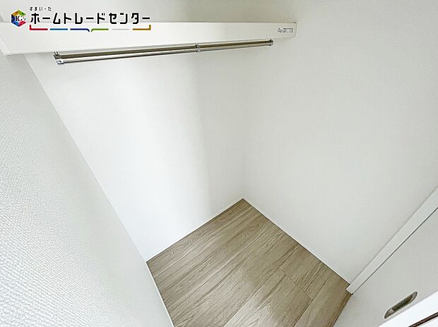 【収納】高い収納力が魅力の設備!夫婦で分けたり、アイテムで分けたりでき使い勝手が良いです!また、帽子や鞄、アクセサリーはもちろん、ゴルフバックやキャリーバックも収納出来ます