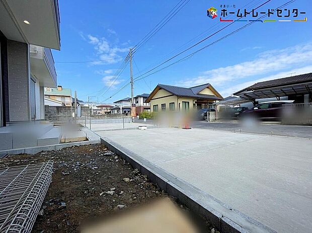 【庭】陽光たっぷり降りそそぐ南庭を備えた理想のお住まいです。お子様が安心して遊べる場所や趣味のガーデニングなど、ライフスタイルに合わせていろいろとお楽しみ頂けそうです。お庭があると暮らしが豊かになりますね！