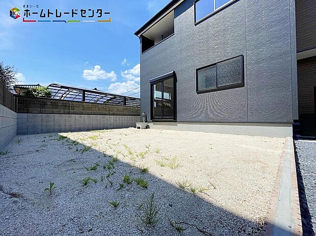 【庭】陽光たっぷり降りそそぐ南庭を備えた理想のお住まいです。お子様の遊び場や趣味のガーデニングなど、ライフスタイルに合わせていろいろとお楽しみ頂けそうです。