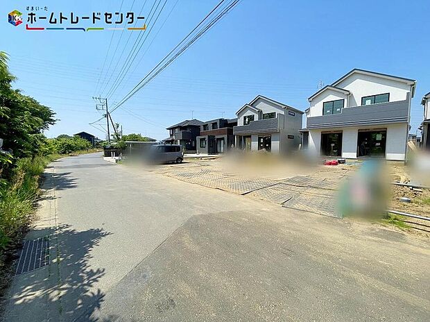 【前面道路含む現地写真】B号棟
家族の笑顔が集まる対面キッチンと広々リビング！理想の子育て空間がここにあります！写真だけでは伝わらない魅力があります。ぜひ現地でご家族とご体感ください！