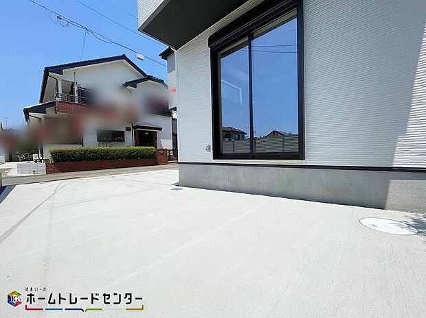 【庭】陽光たっぷり降りそそぐ南庭を備えた理想のお住まいです。お子様の遊び場や趣味のガーデニングなど、ライフスタイルに合わせていろいろとお楽しみ頂けそうです。
