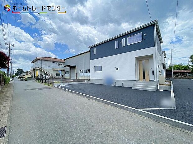 【前面道路含む現地写真】２号棟
嬉しい仕様がたくさん！システムキッチン、浴室乾燥機、床下収納、防犯カメラ、TVモニター付きインターホン、人感センサー付玄関灯、EVコンセント、駐車２台可（車種による）♪