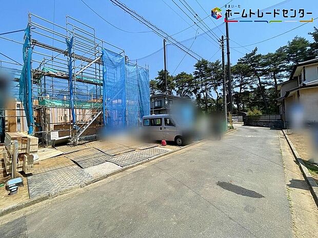 【前面道路含む現地写真】B号棟＞木のぬくもりが感じられる優しい色合いの外観は、街並みに自然と溶け込み、訪れる人の心をほっと和ませます。家族の時間がより豊かに、穏やかに流れる住まいです。