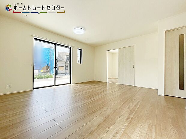 【リビング】B号棟
お家の主役となるリビングは開放感たっぷりです!採光や通風を確保でき、居心地の良い空間です!大きな窓は視線が抜けて気持ち良く家事をしながらでもお庭で遊んでいるお子様やワンちゃんを見守れますね!