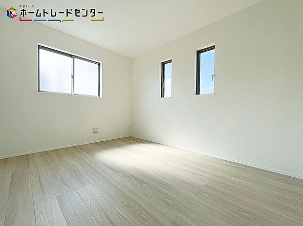 【リビング以外の居室】B号棟
2面採光のお部屋です!明るく暖かいのはもちろん換気・通気もいいです!お勉強やお仕事で煮詰まった時でも、窓を開けて空気の入れ替えをすればリフレッシュできモチベーションも上がりまた頑張れますね!