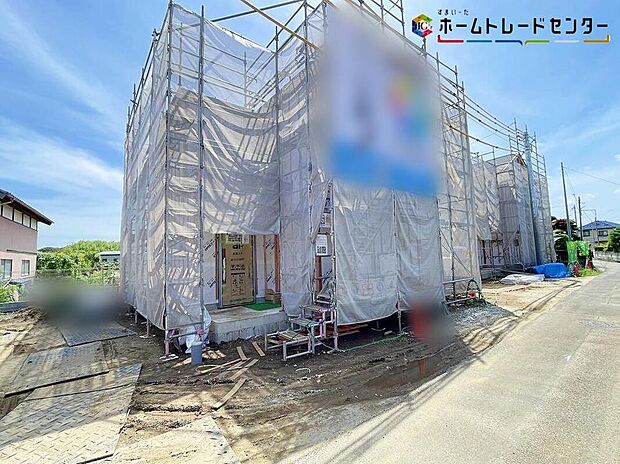 【現地外観写真】B号棟
一戸建ての大きなメリットは、「自分の土地」を自由に使えること。好きなペットが飼えるほか、ガーデニングやＤＩＹ、車の手入れなど様々な趣味を楽しめます♪広いお庭でのびのびと開放的に暮らしましょう！