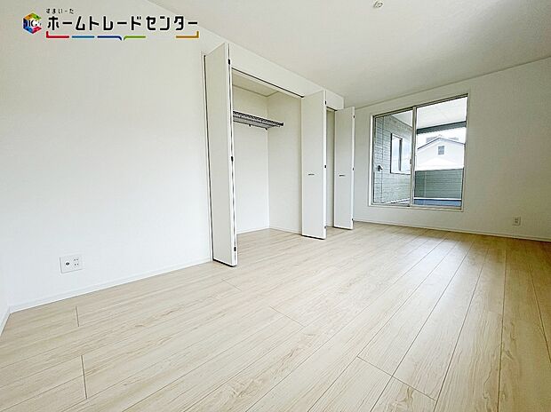 【収納】お子様の成長は早いものです！どんどん増えていく荷物も、楽々しまえる収納力です！お部屋は美しい空間を保てますね！オシャレなママは洋服もたくさんです！収納に困らないよう、各部屋の収納力も見逃せない！！