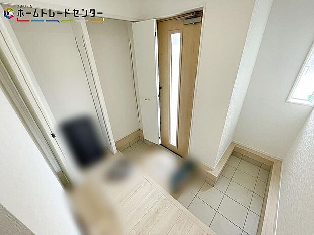 【玄関】２号棟訪れる人を優しく迎える、スタイリッシュな玄関。開放感のある玄関ホール。温もり感じるフローリング仕様ですので、ご家族やお客様を温かく迎えてくれます。収納も完備され綺麗を保てます！