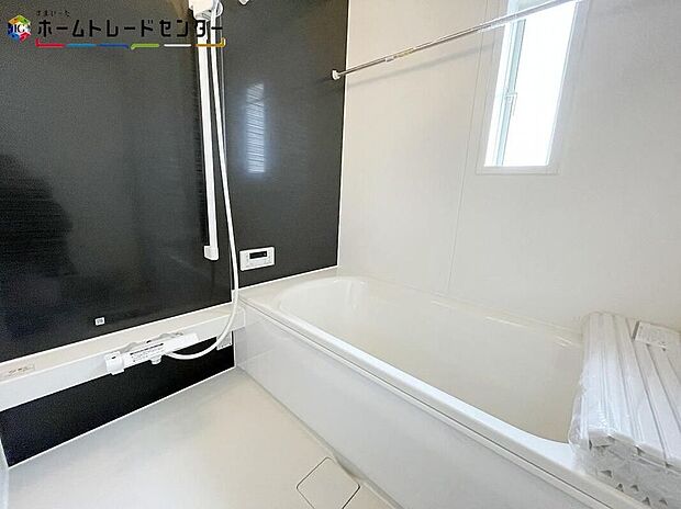 【浴室】２号棟浴室乾燥機付きのバスルームとなっております♪落ち着いた雰囲気のゆったり寛げるバスルーム。毎日のバスタイムが楽しみになりそうです。窓があることで、換気環境も良好。掃除もスムーズに出来ます。