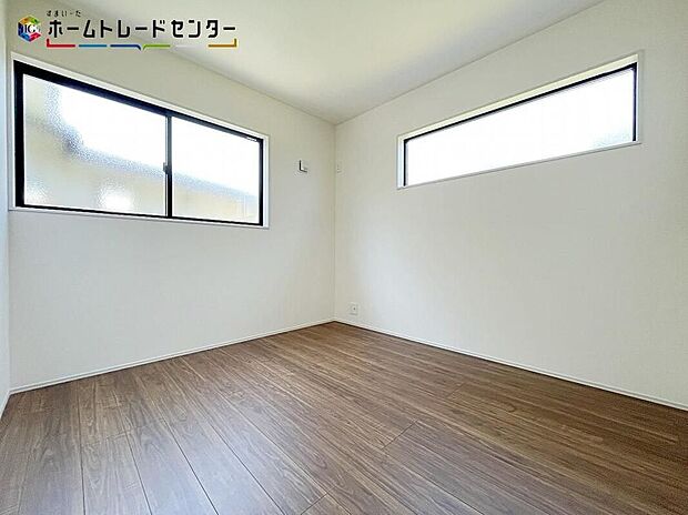 【リビング以外の居室】穏やかな光が差し込む室内には、穏やかな時間が流れます。休日には、落ち着いた空間で自分の趣味を楽しむのはいかがですか。なんとなく休日を過ごしてしまうこともなく、充実した素敵な一日になることでしょう！
