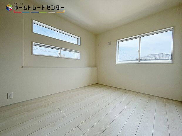 【 リビング以外の居室】2号棟
お陽さまの光をさわやかな風をたっぷりとりこめます。室内はいつも明るい印象なので気持ちの良い朝を迎えられます。毎日の生活も明るくなりそうです。