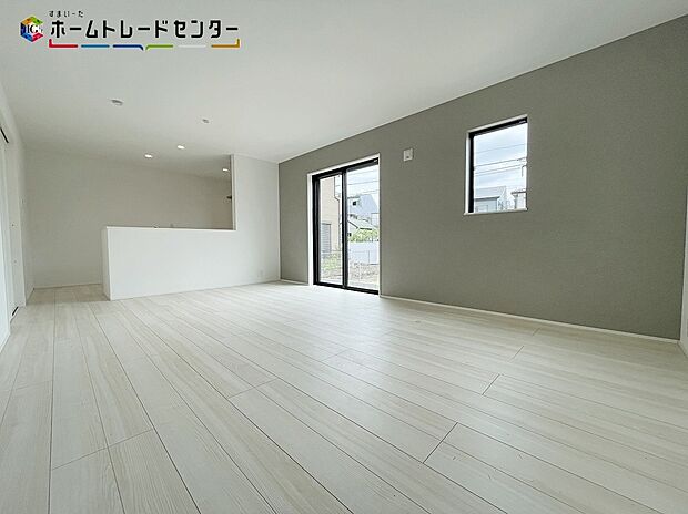 【リビング】たくさんの窓から注ぐ太陽の光。時間の経過とともに位置を変え部屋に変化と温もりをもたらしてくれます。家族みんながくつろげるリビング！キッチンから隅々まで見渡せ、小さなお子様の様子がすぐに確認いただけます