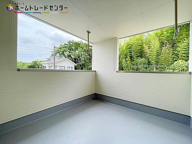 【バルコニー】インナーバルコニーは、急な雨で洗濯物が濡れてしまうのを防いだり、気軽に外で朝食やお茶などを楽しむセカンドリビングのような使い方ができます。夜には家族で星を眺めたり。家族のつながりを強めてくれます!