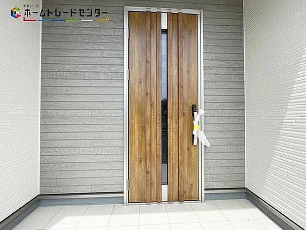【玄関】玄関ポーチには屋根がついているので雨でも玄関前で濡れずにお出かけ準備が出来ます。セキュリティを高められるTVモニター付きインターフォンが標準装備です!