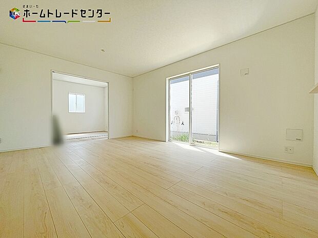 【リビング】1号棟
リビングには大きな窓があり、陽光あふれる明るい空間です。日差しがぽかぽか暖かく、電気代の節約にもなります!休日はご家族でお喋りしながらゴロゴロゆっくりと過ごすのも良いのではないでしょうか!