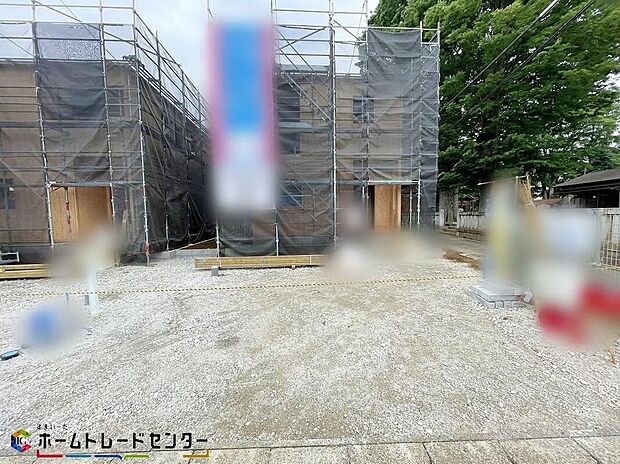 【駐車場】1号棟 交通量が少ない住宅街なので、雨の日でも車の走行音も気になりません。平日・お仕事帰りなど、いつでもご案内致します!お気軽にお問い合わせ下さい♪お持ちしております!