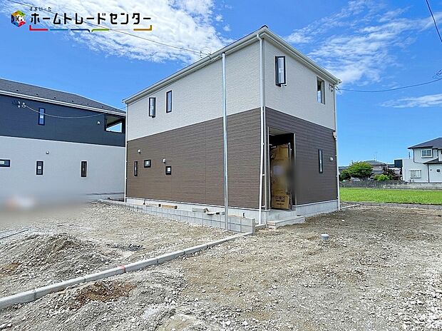 【現地外観写真】4号棟>
大きな窓、陽光あふれる明るい空間!!家族団らんする時間は、かけがえのないものです!休日はご家族でお喋りしながらゴロゴロゆっくりと過ごすのも良いのではないでしょうか!