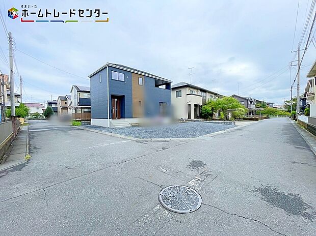 【前面道路含む現地写真】嬉しい仕様がたくさん！システムキッチン、浴室乾燥機、タタミコーナー、床下収納、防犯カメラ、TVモニター付きインターホン、人感センサー付玄関灯、全居室ペアガラス、駐車４台可（車種による）♪