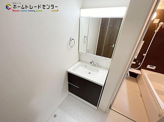 【洗面台・洗面所】白を基調とした爽やかなサニタリースペース。清潔感のある快適空間です。毎日の身支度も気持ち良くお使い頂け、今日いち日頑張れる気がします!洗面台は三面鏡となっておりますので、横顔チェックもバッチリですね!