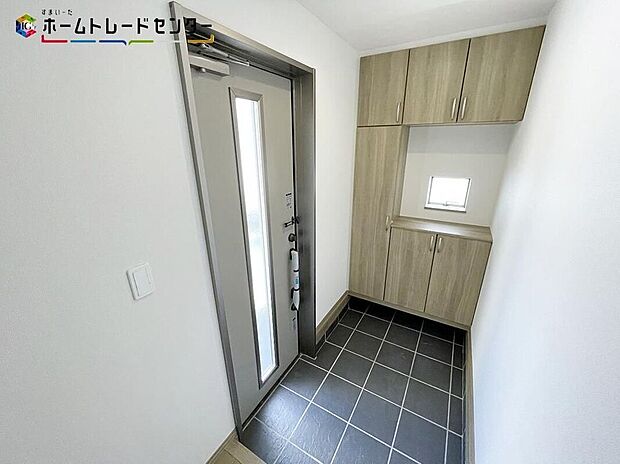 【玄関】A号棟>玄関扉は、明かりを採り込めるスリットデザイン!見た目にも機能性も人気!縦長のデザインですので、明るさが欲しい足元近くまで光を取り入れてくれます!玄関の快適性が高まる自慢の玄関です!