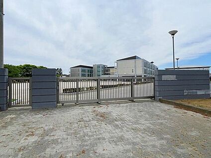 石岡市立東小学校 650m (徒歩9分)