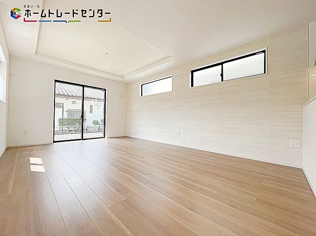 【玄関】1号棟:訪れる人を優しく迎える、スタイリッシュな玄関。開放感のある玄関ホール。温もり感じるフローリング仕様ですので、ご家族やお客様を温かく迎えてくれます。