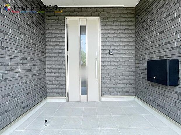 【玄関】玄関ポーチには屋根がついているので雨でも玄関前で濡れずにお出かけ準備が出来ます。セキュリティを高められるTVモニター付きインターフォンが標準装備です!