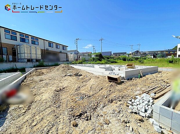 【前面道路含む現地写真】2号棟車2台を駐車できるゆとりあるカースペース(車種による)!同じものは2つとない「夢のマイホーム」との出会いが待っているかもしれません。平日・お仕事帰りなど、いつでもご案内致します!