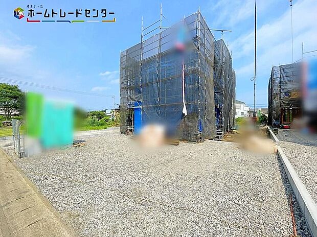 【現地外観写真】2号棟・前面道路が4mある戸建ては、車の出し入れがスムーズで、駐車もラクラク。大型車でも安心して利用でき、来客時の対応も快適です!開放感があり暮らしにゆとりが生まれます。