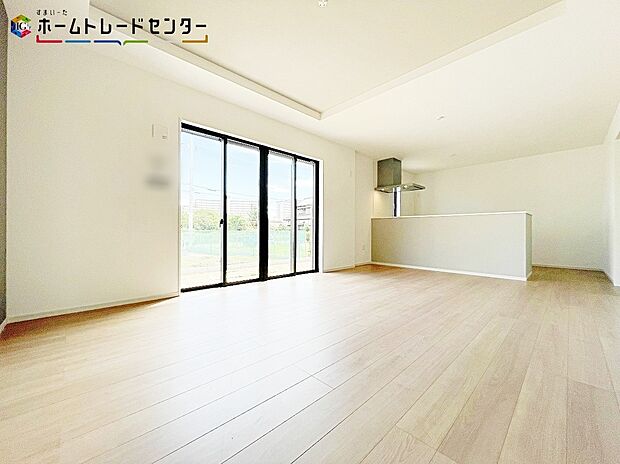 【リビング】1号棟
ホームパーティやお誕生会に、お友達をたくさん招きたくなる自慢の広々リビング・ダイニングです!お子様が走り回っても広々安心です!伸びやかな子育てや、にぎやかなふれあいの日々を楽しんでください。