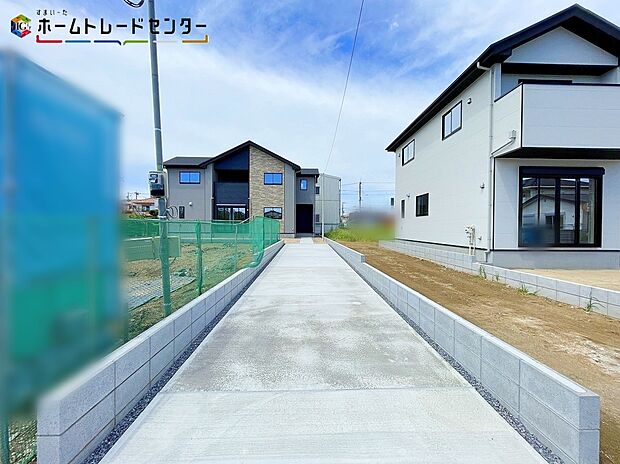 【駐車場】1号棟 木のぬくもりが感じられる優しい色合いの外観は、街並みに自然と溶け込み、訪れる人の心をほっと和ませます。家族の時間がより豊かに、穏やかに流れる住まいです。