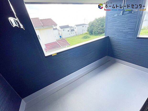 【バルコニー】インナーバルコニーは、急な雨で洗濯物が濡れてしまうのを防いだり、気軽に外で朝食やお茶などを楽しむセカンドリビングのような使い方ができます。夜には家族で星を眺めたり。家族のつながりを強めてくれます!