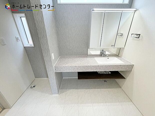 【1号棟洗面台・洗面所】シャンプードレッサーを採用しておりますので、朝シャンも手軽に出来ますよ。毎日の忙しい準備が楽しくなる洗面所です!毎日使う場所だからこそ、快適な空間となっております。