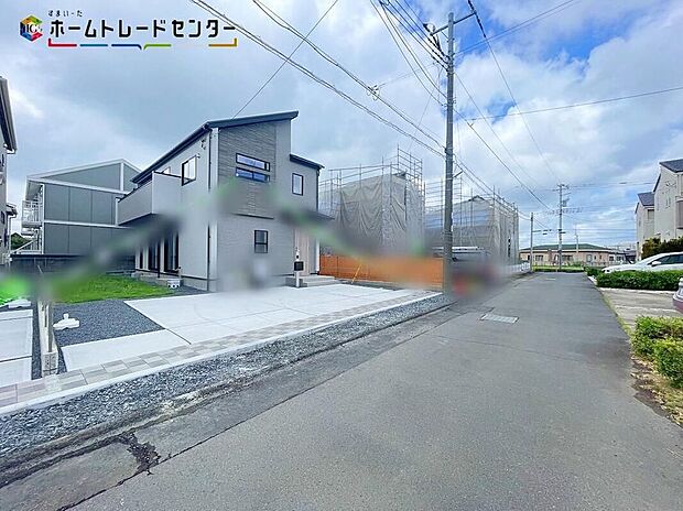 【1号棟前面道路含む現地写真】平日・お仕事帰りなど、いつでもご案内致します!お気軽にお問い合わせ下さい♪お待ちしております!自然光に包まれたあふれる陽光の輝き、子どもたちの笑顔も光り輝いて見えますね♪