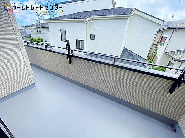 【2号棟バルコニー】バルコニーは、洗濯物干しやガーデニング、気分転換の外スペースとして使え、室内に光と風を取り込み住まいの快適性を高めてくれる点が大きなメリットです。