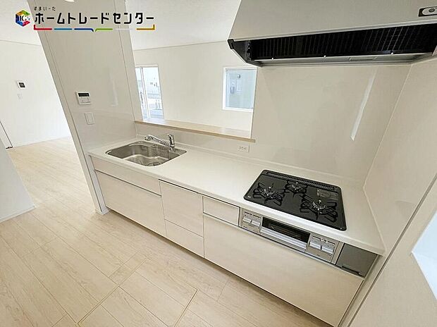 【キッチン】開放感あふれるキッチンでお子様と一緒にお料理すれば、知らず知らずに会話が弾みます♪普段、話さない恋話なども聞けちゃうかもしれないですよ♪楽しい夕飯準備の時間になりそうですね！