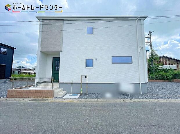 【駐車場】嬉しい仕様がたくさん！浴室乾燥機、システムキッチン、ウォークインクローゼット、洗浄便座、床下収納、24時間換気、TVモニター付きインターホン、人感センサー、駐車４台可（車種による）♪