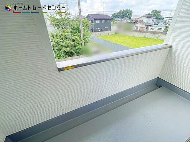 【バルコニー】インナーバルコニーは、急な雨で洗濯物が濡れてしまうのを防いだり、気軽に外で朝食やお茶などを楽しむセカンドリビングのような使い方ができます。夜には家族で星を眺めたり！