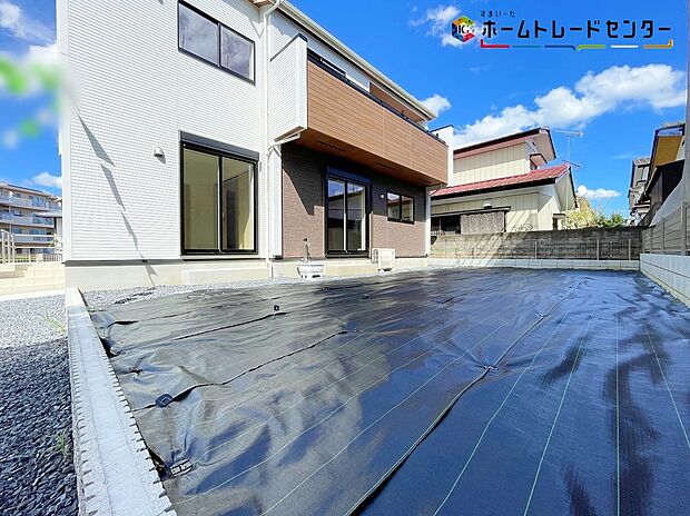【庭】陽光たっぷり降りそそぐ南庭を備えた理想のお住まいです。お子様の遊び場や趣味のガーデニングなど、ライフスタイルに合わせていろいろとお楽しみ頂けそうです。