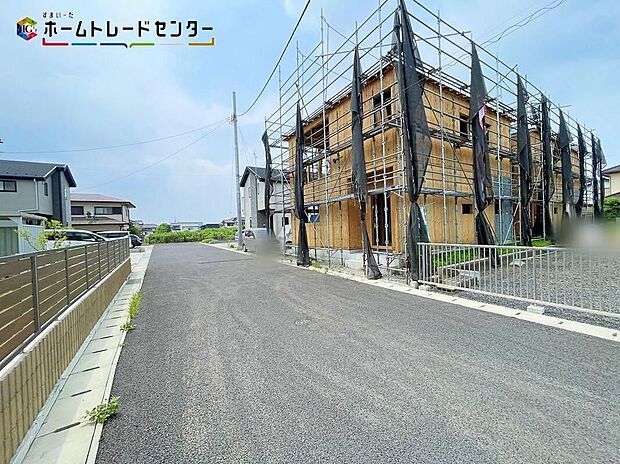 【前面道路含む現地写真】２号棟・家族の笑顔があふれる、ぬくもりと安心に包まれた夢のマイホーム。四季の移ろいを感じながら、心豊かな暮らしを育む理想の住まいです。毎日が特別になる、そんな場所に出会ってください！